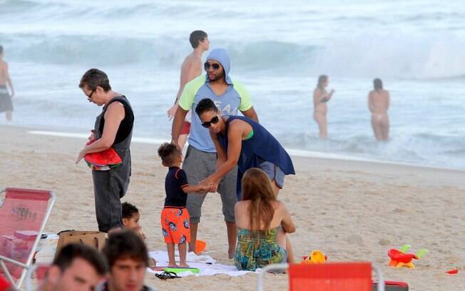 Alicia Keys com a família na praia de Ipanema