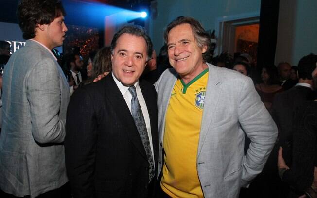 Tony encontrou com José de Abreu, que deixou o terno e a grava em casa e foi com a camisa oficial do Brasil