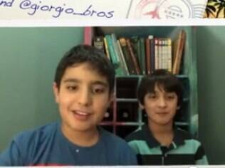 Enzo e Giorgio no vídeo de apresentação dos irmãos como blogueiros convidados do Never Seconds, de Martha Payne