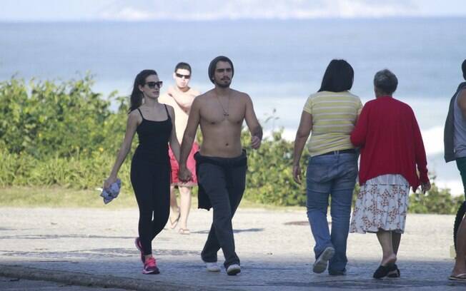 Ao lado do namorado, a atriz Bianca Bin fez uma caminhada pela orla da praia da Barra da Tijuca