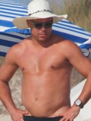 Ronaldo foi fotografado em Ibiza, na Espanha, aproveitando tarde de praia com a família. O ex-atleta não se importou com os paparazzi