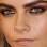 A modelo Cara Delevigne também usa o truque, mas com um marrom avermelhado. Foto: Getty Images