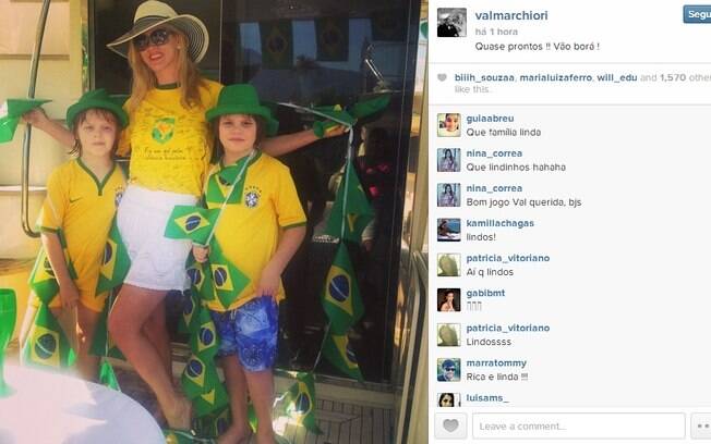 A socialite Val Marchiori e os filhos preparados para a torcer pelo Brasil