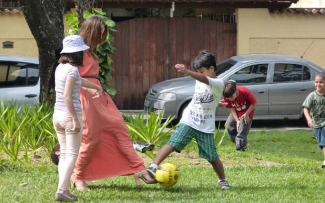 Paolla Oliveira jogou futebol com Karla Castanho e as crianças do elenco de 'Amor à Vida'