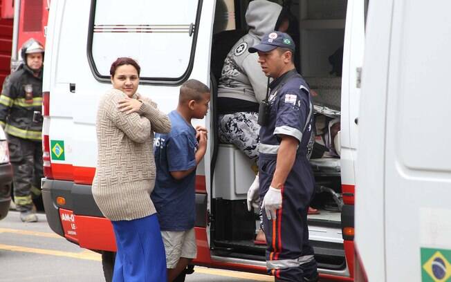 Familiares acompanham atendimento às vítimas pela equipe do Samu. Foto: Wesley Rodrigo/ Futura Press