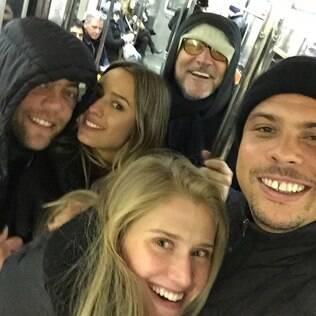 Ronaldo, a namorada e amigos no metrô de Nova York