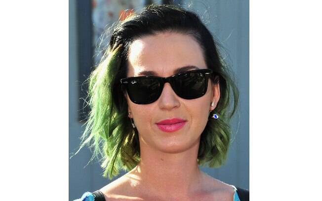 Dois meses após o Grammy, Katy apareceu no Coachella com as pontas esverdeadas. Franja presa para a lateral é simples, mas consegue dar um ‘up’ no visual