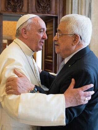 Papa cumprimenta o líder palestino Mahmoud Abbas durante audiência no Vaticano