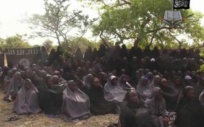 14 de abril - Integrantes do grupo radical islâmico Boko Haram sequestraram 276 jovens estudantes de uma escola em Chibok, na Nigéria. Todas as vítimas eram mulheres. Foto: AP