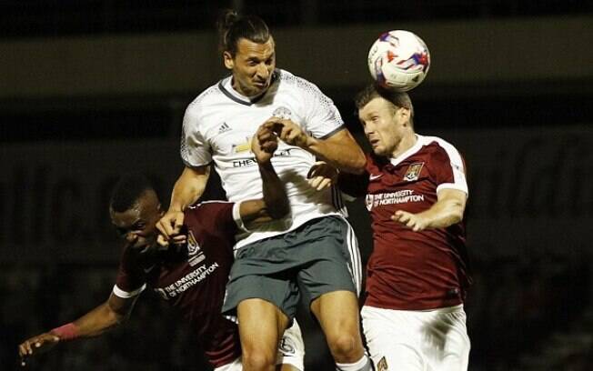 Zlatan Ibrahimovic foi chamado de robô pelo zagueiro do Northampton Town, após partida da Copa da Liga Inglesa