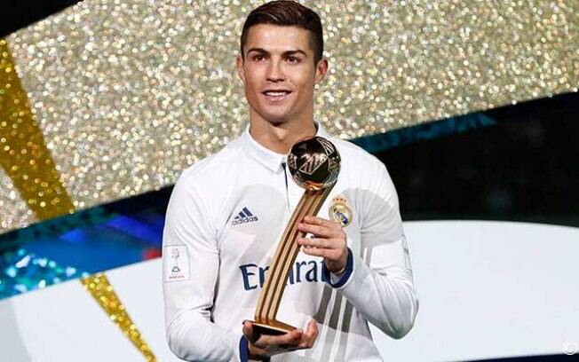 Cristiano Ronaldo lava a Bola de Ouro do Mundial de Clubes da Fifa