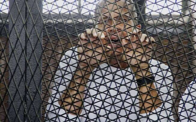 Premiado correspondente australiano da Al-Jazeera Peter Greste aparece atrás das grades em tribunal no Cairo, Egito (março/2014)