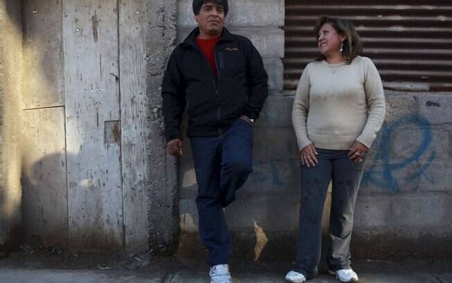 Mineiro Darío Segovia posa em frente à sua casa em Copiapó com a mulher, Jessica Chilla (04/08)