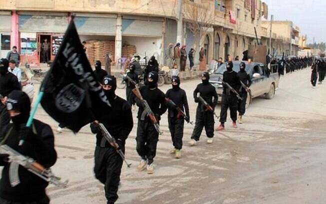 Combatentes da al-Qaeda ligados ao Estado Islâmico, marcham em Raqqa, na Síria (jan/2014). Foto: AP