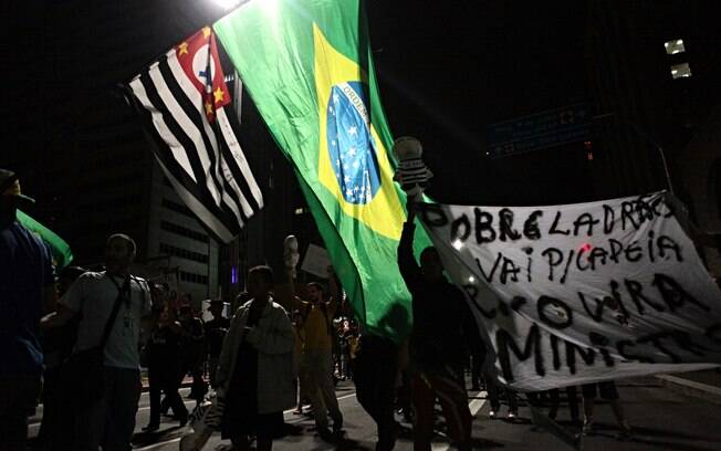 Manifestantes protestam na Avenida Paulista, em São Paulo, após divulgação de conversa entre Dilma e Lula, nesta quarta-feira (16). Foto: Vilmar Bannach/Futura Press - 16.03.2016