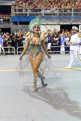 Ellen Roche sambou muito à frente da bateria da Rosas de Ouro . Foto: Leo Franco / AgNews