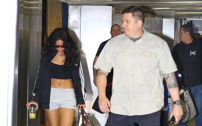 Rihanna desembarca no Aeroporto do Galeão no Rio