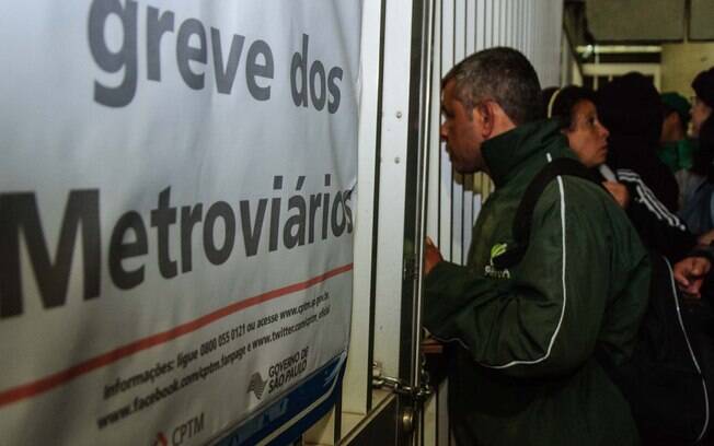 Na quinta-feira, primeiro dia de greve, a estação Corinthians-Itaquera do Metrô amanhece fechada com paralisação dos metroviários em São Paulo