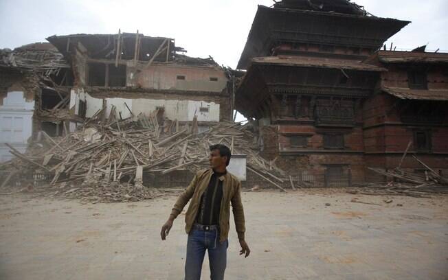 Terremoto de 7,9 de magnitude deixa centenas de mortos no Nepal. Foto: AP