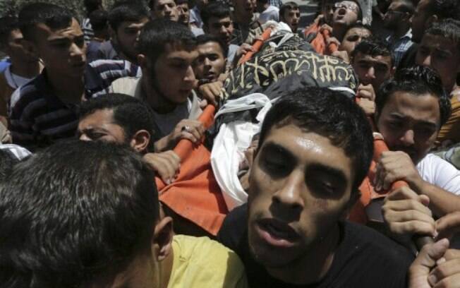 Palestinos levam corpo de Mohammed Sowelim, militante morto em ataque de Israel a Gaza (12/7)