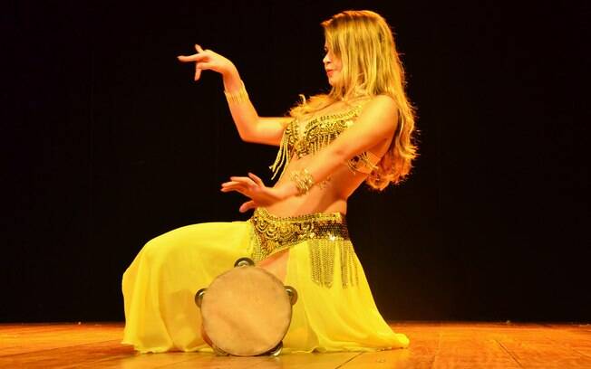 Ex-BBB faz apresentação de dança do ventre e recebe certificação
