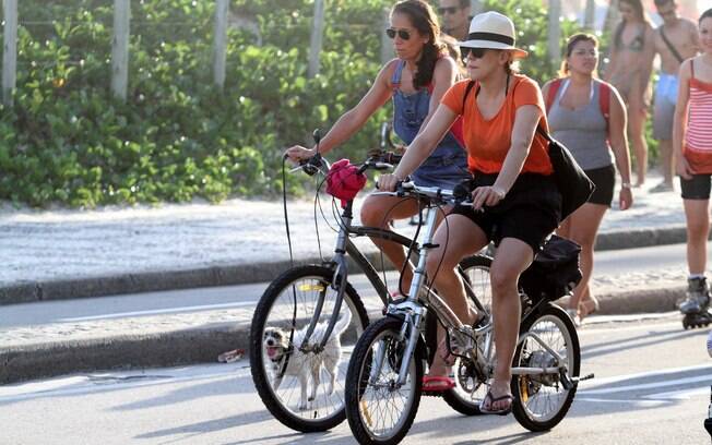Bárbara Paz pedalou ao lado de uma amiga na praia do Arpoador