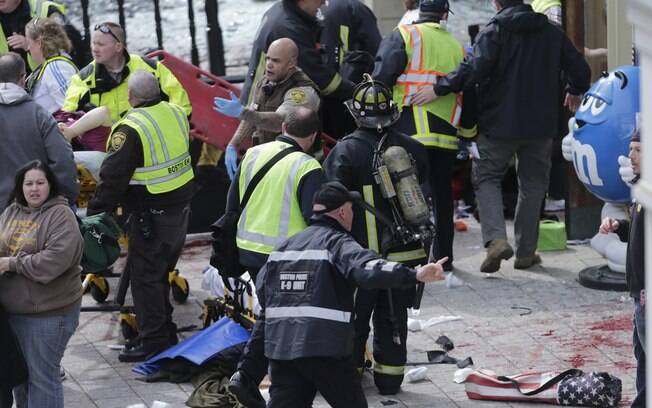 Médicos ajudam feridos após explosões perto da linha de chegada da maratona de Boston, EUA (15/04)