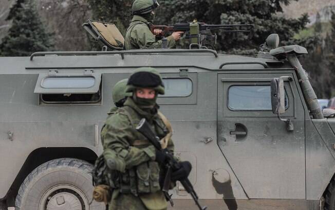 Soldados em uniformes sem identificação montam guarda em Balaklava, nos arredores de Sevastopol, na ucraniana Península da Crimeia (1/3)
