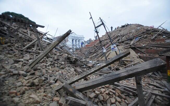Cidade fica completamente destruída após terremoto que matou mais de mil pessoas no Nepal