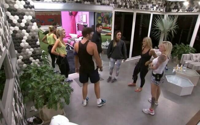 Clara e Vanessa fazem promessa de ficar 24 horas sem falar
