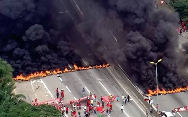 Em São Paulo, manifestantes do MTST fecham a rodovia Raposo Tavares nos dois sentidos no km 21. Foto: Reprodução/TV Globo