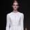 Com um tecido mais pesado, vestido de noiva pode ter mangas longas e ser um pouco mais curto. De Valentino. Foto: Getty Images