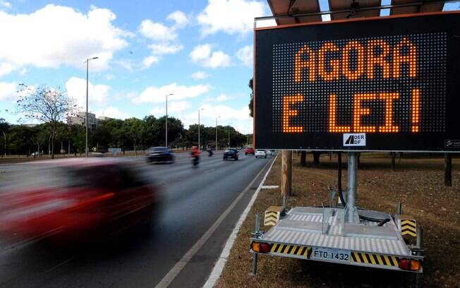 Objetivo da Lei do Farol Baixo foi aumentar a segurança nas estradas, reduzindo o número de acidentes frontais