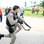 Policial aponta arma para torcedores, em confusão no Aeroporto Salgado Filho, em Porto Alegre. Foto: Futura Press
