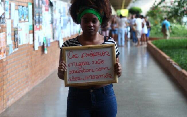 Em projeto fotográfico, aluna da UnB retrata universitários negros com frases racistas que já ouviram. Foto: Reprodução/ahbrancodaumtempo.tumblr.com