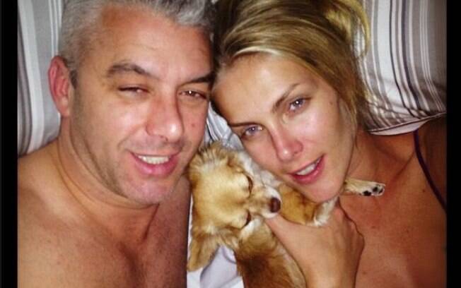 Ana Hickmann postou foto em que aparece sem maquiagem e ao lado do marido e de um dos cachorrinhos da familia