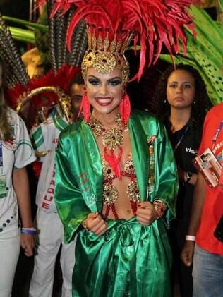 Paloma Bernardi desfila como destaque de chão da Grande Rio