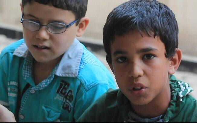 Qays e Hamza têm dez anos; em agosto, eles experenciaram um ataque com barris de bomba que destruiu suas casas