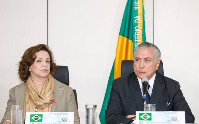 Fátima Pelaes ao lado de Michel Temer na reunião em que foi debatida violência contra mulheres