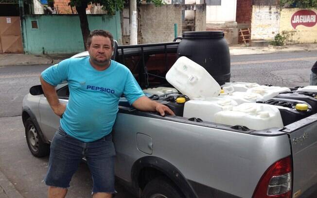 Teve gente que aproveitou a seca para ganhar dinheiro extra vendendo galões. Foto: BBC