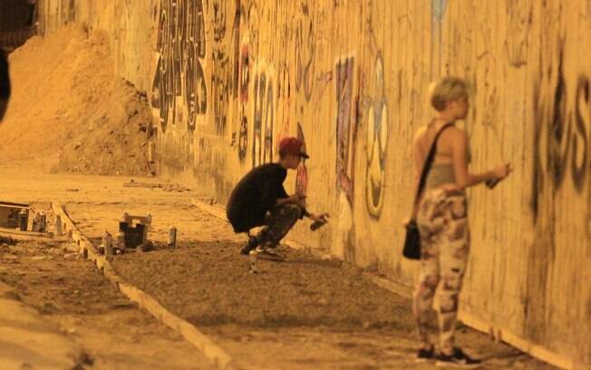 Justin Bieber é fotografado pichando muro sem autorização durante madrugada