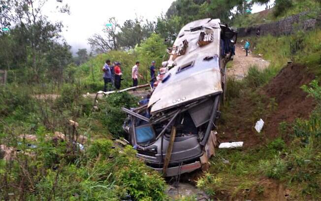 Nove pessoas morreram em um acidente envolvendo um ônibus de turismo na BR-282, em Santa Catarina, na manhã deste domingo (11)
