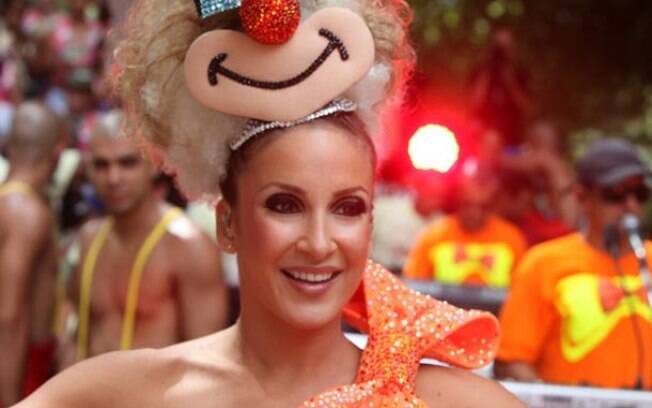 Claudia Leitte usou um adereço de cabeça para subir no trio no Carnaval de 2010