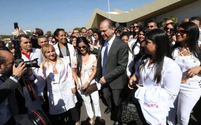 O ministro da Saúde, Ricardo Barros, participa de solenidade em que foram recebidos novos profissionais do Mais Médicos