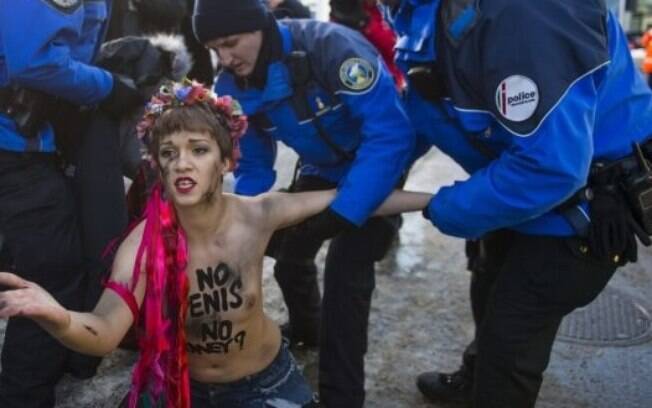 Feministas radicais protestaram em Davos, na Suiça, nesta quinta-feira (22)