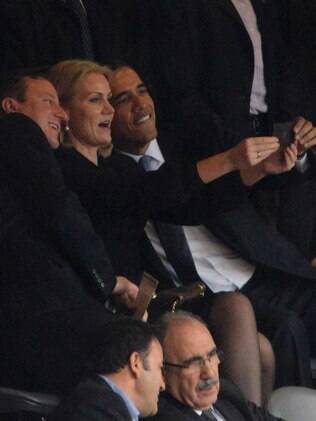 Presidente dos EUA, Barack Obama (D), tira selfie com premiê britânico, David Cameron, durante cerimônia em homenagem a Mandela em Johanesburgo