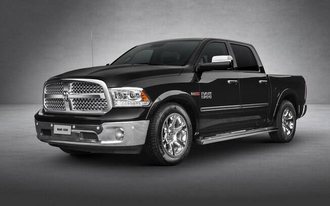 Com 5,81 metros de comprimento, a Ram 1500 chega ao Brasil ainda em 2016, na versão topo de linha Laramie. Com 5,81 metros de comprimento, a Ram 1500 chega ao Brasil ainda em 2016, na versão topo de linha Laramie.