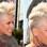 A cantora Pink sempre foi adepta de cortes de cabelo radicais. Para o VMA ela usou um acessório de "spikes", realçando seu penteado moicano. Foto: Getty Images