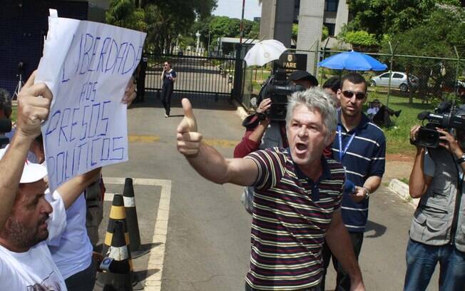 Protesto contra prisão do ex ministro chefe da Casa Civil José Dirceu em frente à sede da Polícia Federal (PF), em Brasília (DF) (16/11). Foto: Futura Press