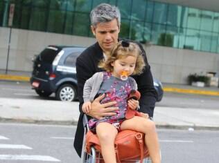 Otaviano Costa desembarca no Rio com a filha, Olívia